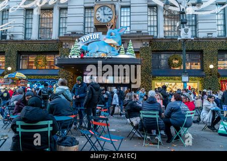 Hordes de clients à l'extérieur du magasin phare Macy's Herald Square à New York désireux de faire leurs achats le lendemain de Thanksgiving, le Black Friday, le 24 novembre 2023 la National Retail Federation prévoit que 182 millions de personnes feront leurs achats pendant le week-end du Black Friday, en personne et en ligne, culminant avec le Cyber Monday. (© Richard B. Levine) Banque D'Images