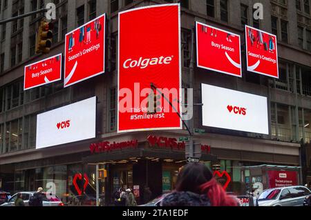 Publicité sur le thème des fêtes pour le dentifrice Colgate au-dessus d'un magasin de médicaments de santé CVS dans Midtown Manhattan le dimanche 26 novembre 2023. (© Richard B. Levine) Banque D'Images