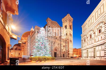 Florence, Toscane, Italie pendant la saison de Noël la nuit avec le Duomo. Banque D'Images