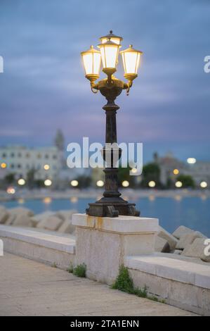 Charme le long de la Promenade : de beaux lampadaires illuminent Bari, Pouilles, Italie Banque D'Images