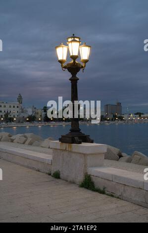 Charme le long de la Promenade : de beaux lampadaires illuminent Bari, Pouilles, Italie Banque D'Images