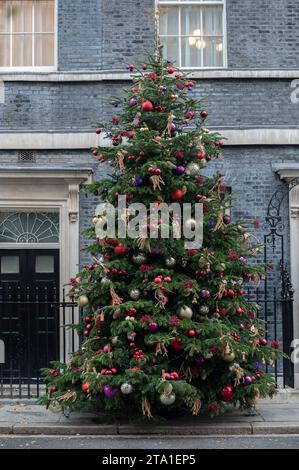 Downing Street, Londres, Royaume-Uni. 28 novembre 2023. Décorations de Noël à l'extérieur du 10 Downing Street. Crédit : Malcolm Park/Alamy Live News Banque D'Images