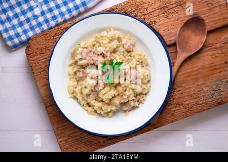 Risotto catalan à la saucisse butifarra au parmesan. Recette mixte espagnole et italienne. Banque D'Images