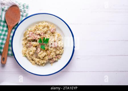 Risotto catalan à la saucisse butifarra au parmesan. Recette mixte espagnole et italienne. Banque D'Images