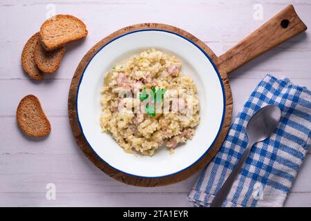 Risotto catalan à la saucisse butifarra au parmesan. Recette mixte espagnole et italienne. Banque D'Images