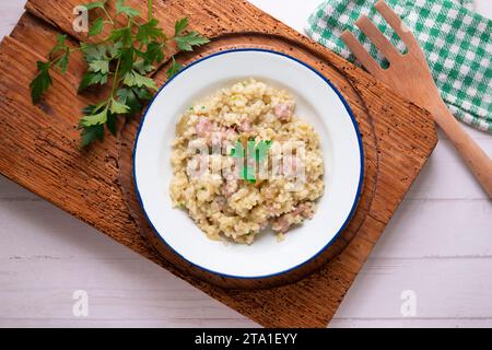 Risotto catalan à la saucisse butifarra au parmesan. Recette mixte espagnole et italienne. Banque D'Images