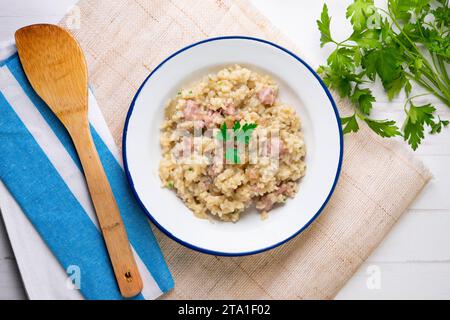 Risotto catalan à la saucisse butifarra au parmesan. Recette mixte espagnole et italienne. Banque D'Images