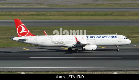 ISTANBUL, TURKIYE - 01 OCTOBRE 2022 : l'Airbus A321-231 (5633) de Turkish Airlines atterrit à l'aéroport international d'Istanbul Banque D'Images