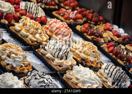 Gaufres et gaufres, pâtisseries typiques aux saveurs variées, à Bruxelles Belgique, vendues dans de nombreux magasins de la capitale de l'Europe Banque D'Images