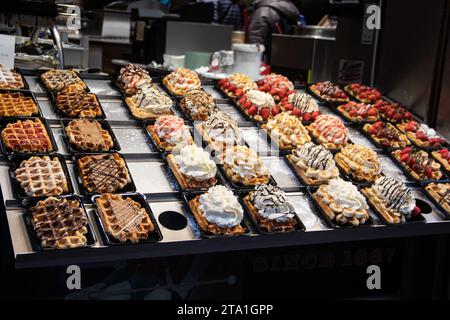 Gaufres et gaufres, pâtisseries typiques aux saveurs variées, à Bruxelles Belgique, vendues dans de nombreux magasins de la capitale de l'Europe Banque D'Images