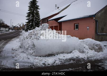 Bade-Wurtemberg, Allemagne. 28 novembre 2023, Bade-Württemberg, Böhmenkirch : un tas de neige poussé par un véhicule de déneigement repose sur le bord de la route. Le début de l'hiver a provoqué des accidents et des perturbations sur les routes dans certaines parties du Bade-Württemberg. Les arbres tombés, les routes glacées et la neige ont causé des problèmes, surtout dans les parties supérieures de l'État. Photo : Alexander Wolf/dpa crédit : dpa Picture alliance/Alamy Live News Banque D'Images