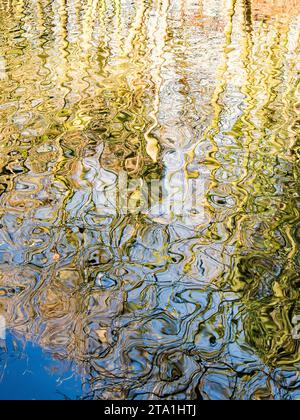 Une image photographique d'art abstrait basée sur des reflets sur l'eau et un effet d'ondulation. Banque D'Images