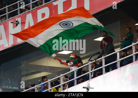 Guwahati, Assam, Inde. 28 novembre 2023. Le plus grand fan de Sachin Tendulkar, Sudhir Kumar Chaudhary, brandissant le drapeau national de l'Inde lors de la 3e édition internationale T20 entre l'Australie et l'Inde au Barsapara Cricket Stadium, Guwahati, Assam, Inde le 28 novembre 2023 (image de crédit : © Avijit Das/ZUMA Press Wire) À USAGE ÉDITORIAL UNIQUEMENT! Non destiné à UN USAGE commercial ! Crédit : ZUMA Press, Inc./Alamy Live News Banque D'Images