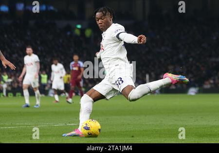 Destiny Udogie de Tottenham Hotspur. - Tottenham Hotspur contre Aston Villa, Premier League, Tottenham Hotspur Stadium, Londres, Royaume-Uni - 26 novembre 2023. Usage éditorial uniquement - des restrictions DataCo s'appliquent Banque D'Images