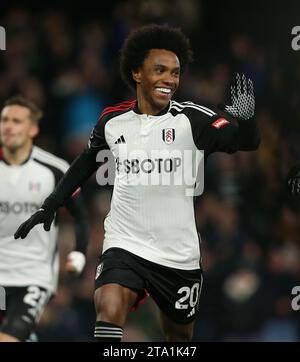 BUT 2-1, Willian de Fulham célébration du but après avoir marqué un penalty. - Fulham v Wolverhampton Wanderers, Premier League, Craven Cottage Stadium, Londres, Royaume-Uni - 27 novembre 2023. Usage éditorial uniquement - des restrictions DataCo s'appliquent. Banque D'Images