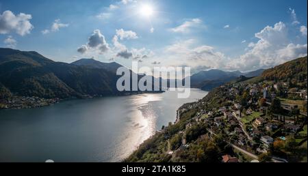 Une vue panoramique aérienne du village de Vico Morcote et du lac de Lugano dans le sud de la Suisse Banque D'Images