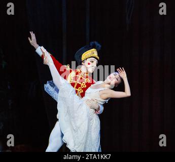 Nathan Young (casse-noisette), Shiori Kase (Clara) dans LE CASSE-NOISETTE au Ballet National anglais (ENB), London Coliseum WC2 11/12/2013 musique : Pyotr Ilyich Tchaïkovsky chef d'orchestre : Gavin Sutherland chorégraphie : Wayne Eagling design : Peter Farmer éclairage : David Richardson Banque D'Images