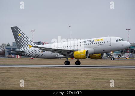 La compagnie aérienne espagnole low-cost Vueling Airbus A319 atterrissant à Prague Banque D'Images