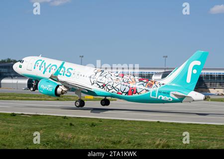 Flynas Airbus A320 NEO de la compagnie aérienne saoudienne dans une livrée « année de calligraphie arabe » décollant de l'aéroport de Lviv pour un vol à destination de Riyad Banque D'Images