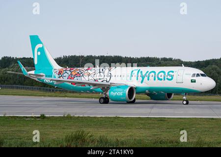 Flynas Airbus A320 NEO de la compagnie aérienne saoudienne dans une «année de calligraphie arabe» de livrée au roulage pour le décollage de l'aéroport de Lviv Banque D'Images