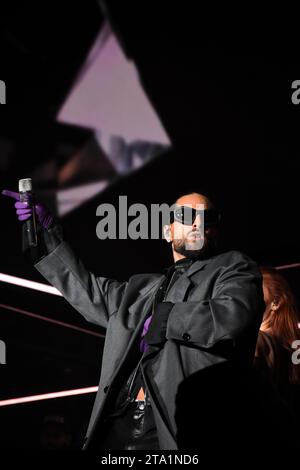 Mexico, Mexique. 27 novembre 2023. 26 novembre 2023, Mexico, Mexique : le chanteur colombien Juan Luis Londoño Arias, connu sous le nom de Maluma, joue dans le cadre du festival de musique reggaeton 'Coca Cola Flow Fest 2023' à Autodromo Hermanos Rodriguez. Le 26 novembre 2023 à Mexico, Mexique. (Photo de Essene Hernandez/Eyepix/Sipa USA) crédit : SIPA USA/Alamy Live News Banque D'Images