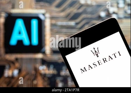 Chine. 03 novembre 2023. Sur cette photo, le logo Maserati du constructeur automobile italien de luxe est affiché sur un smartphone avec une puce d'intelligence artificielle (IA) et un symbole en arrière-plan. (Photo de Budrul Chukrut/SOPA Images/Sipa USA) *** strictement à des fins éditoriales *** crédit : SIPA USA/Alamy Live News Banque D'Images