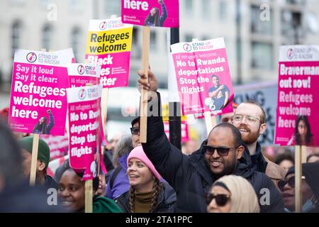 Les participants se rassemblent lors d'une manifestation contre le racisme devant la BBC Broadcasting House à Londres. Banque D'Images