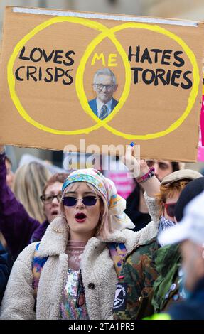 Les participants se rassemblent lors d'une manifestation contre le racisme devant la BBC Broadcasting House à Londres. Banque D'Images