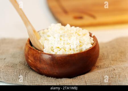 Fromage cottage dans un brun argileux traditionnel. Gros plan, mise au point sélective. Aliments sains naturels, aliments diététiques sains Banque D'Images