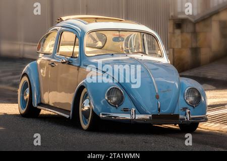 Volkswagen Beetle 1966 bleu debout sur la rue. Banque D'Images