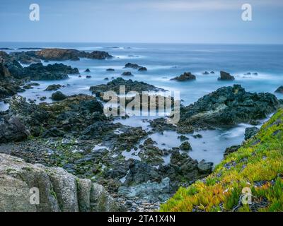 Crépuscule le long du rivage rocheux de l'océan Atlantique dans la région de Costa Azul au Portugal Banque D'Images