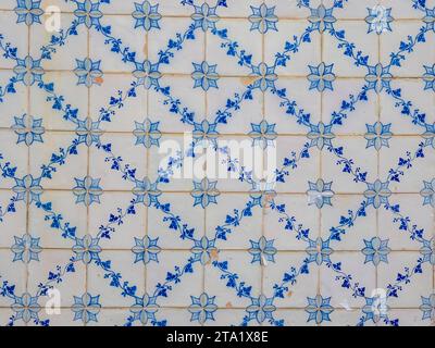 Fond plein cadre de carreaux de céramique portugais dans des couleurs bleues et blanches Banque D'Images