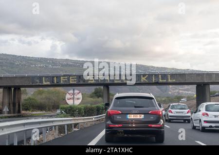 Pont sur l'autoroute avec l'inscription 'Life Still Kill' près de Saint-Denis, Ile de la Réunion, France. Banque D'Images