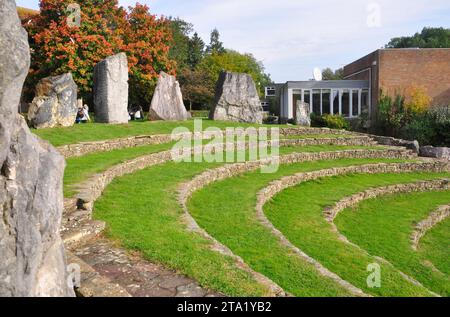 L'ECOS (Communauté européenne des pierres) debout des pierres à Frome autour de l'amphithéâtre du Collège communautaire. Il a été construit à côté du to Banque D'Images