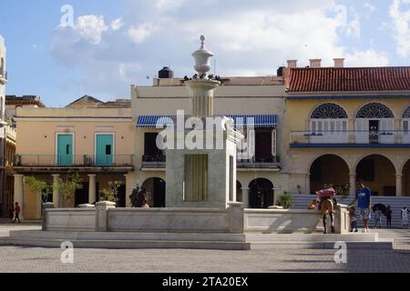 Fontaine à la Plaza Vieja, Habana Vieja, la Havane, Cuba Banque D'Images