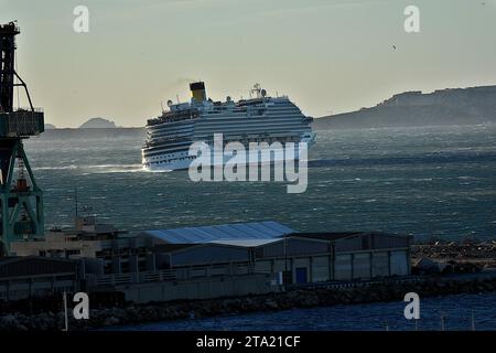 Marseille, France. 25 novembre 2023. La Costa Diadema retourne en mer après avoir échoué à entrer dans le port de Marseille en raison de fortes rafales de vent. Le paquebot de croisière Costa Diadema arrive au port méditerranéen français de Marseille car la mer est agitée avec de fortes rafales Mistral. Avec des vents soufflant en rafales de plus de 110 kilomètres/heure, le paquebot n'a pas réussi à entrer dans le port à la première tentative et a dû le faire à nouveau en se dirigeant vers la mer. (Photo Gerard Bottino/SOPA Images/Sipa USA) crédit : SIPA USA/Alamy Live News Banque D'Images