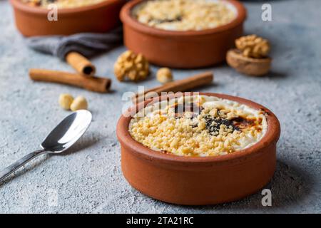 Riz cuit au lait turc dessert sutlac en faïence aux noisettes Banque D'Images