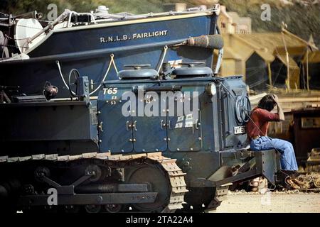 Photo en couleur en noir et blanc de Hastings Fishmarket bateau de sauvetage et tracteur utilisé pour le lancer et le récupérer en 1980 à l'aide d'un téléobjectif pour comprimer la perspective. Banque D'Images