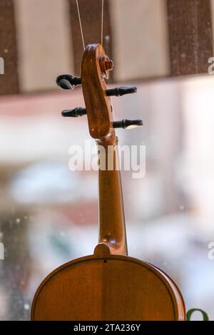 Atelier artisan luthier de violoniste à Crémone, violons classiques faits à la main finis et détails, accroché à vendre à l'exposition Banque D'Images