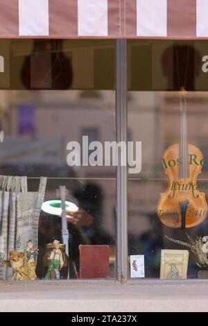 Violon inmaker luthier artisan atelier à Crémone, violons classiques faits à la main finis accrocher, afficher, à vendre, et détails Banque D'Images