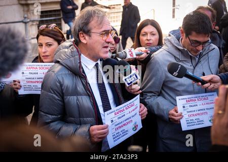 Rome, Rome, Italie. 28 novembre 2023. ANGELO BONELLI, leader d'Europa Verde (Europe verte) et NICOLA FRATOIANNI, leader de Sinistra Italiana (gauche italienne), protestent contre la décision du gouvernement de ne pas étendre le marché protégé de l'énergie (image de crédit : © Marco Di Gianvito/ZUMA Press Wire) À USAGE ÉDITORIAL UNIQUEMENT! Non destiné à UN USAGE commercial ! Banque D'Images