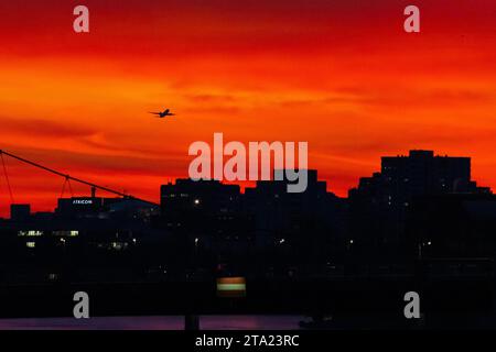 Un avion survole la ville de bureaux dans le quartier Niederrad de Francfort après le décollage de l'aéroport de Francfort, Francfort-sur-le-main, Hesse, Allemagne Banque D'Images