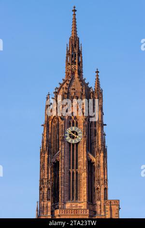 La cathédrale impériale de Saint-Bartholomée à Francfort-sur-le-main, le plus grand bâtiment sacré de la ville, est l'ancienne église de l'élection et du couronnement Banque D'Images