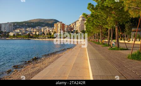 Beau paysage de Saranda. Albanie. Panorama de la ville. Promenade. City Port. Plage de la ville. La mer Ionienne. Riviera albanaise. Concept de voyage b Banque D'Images