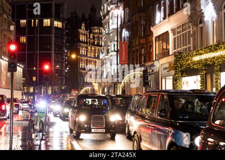 Knightsbridge l'un des quartiers les plus luxueux de Londres par une soirée humide aux heures de pointe, le West End de Londres, Angleterre, Royaume-Uni Banque D'Images