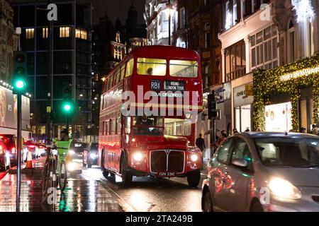 Knightsbridge l'un des quartiers les plus luxueux de Londres par une soirée humide aux heures de pointe, le West End de Londres, Angleterre, Royaume-Uni Banque D'Images