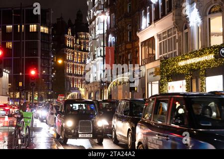 Knightsbridge l'un des quartiers les plus luxueux de Londres par une soirée humide aux heures de pointe, le West End de Londres, Angleterre, Royaume-Uni Banque D'Images