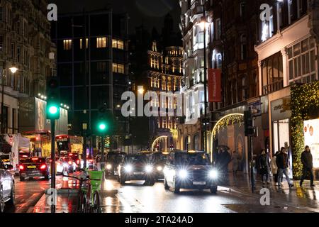 Knightsbridge l'un des quartiers les plus luxueux de Londres par une soirée humide aux heures de pointe, le West End de Londres, Angleterre, Royaume-Uni Banque D'Images