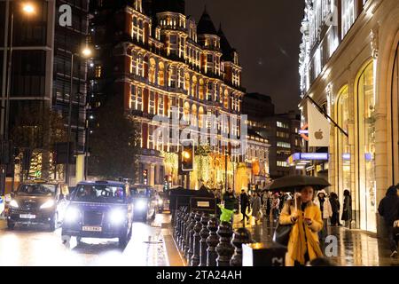 Knightsbridge l'un des quartiers les plus luxueux de Londres par une soirée humide aux heures de pointe, le West End de Londres, Angleterre, Royaume-Uni Banque D'Images