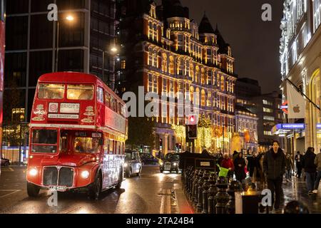 Knightsbridge l'un des quartiers les plus luxueux de Londres par une soirée humide aux heures de pointe, le West End de Londres, Angleterre, Royaume-Uni Banque D'Images